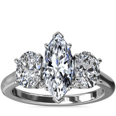 Anillo de compromiso de diamantes con tres piedras ovaladas en platino (1 qt. total)